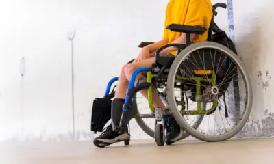 crianca na cadeira de rodas